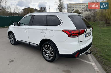 Позашляховик / Кросовер Mitsubishi Outlander 2016 в 