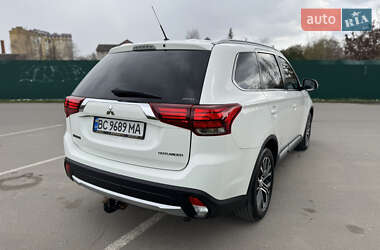 Позашляховик / Кросовер Mitsubishi Outlander 2016 в 
