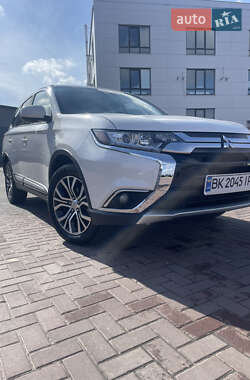 Внедорожник / Кроссовер Mitsubishi Outlander 2017 в 