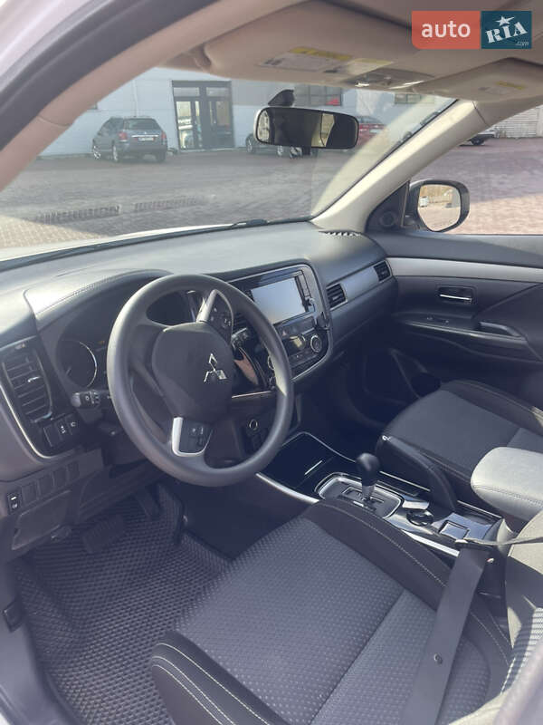 Позашляховик / Кросовер Mitsubishi Outlander 2017 в Рівному