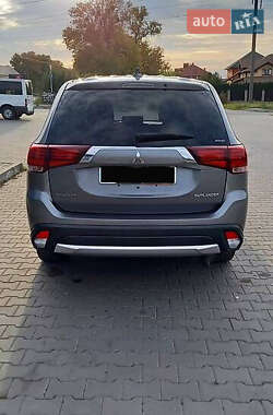 Внедорожник / Кроссовер Mitsubishi Outlander 2017 в 