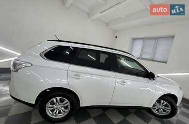 Позашляховик / Кросовер Mitsubishi Outlander 2014 в 