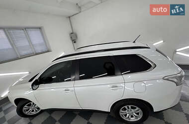 Позашляховик / Кросовер Mitsubishi Outlander 2014 в 