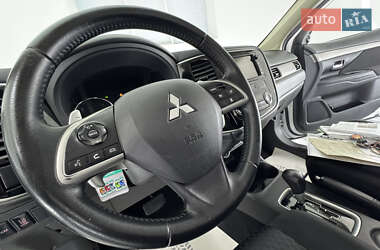 Позашляховик / Кросовер Mitsubishi Outlander 2014 в 