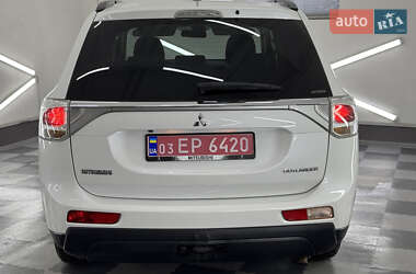 Позашляховик / Кросовер Mitsubishi Outlander 2014 в 