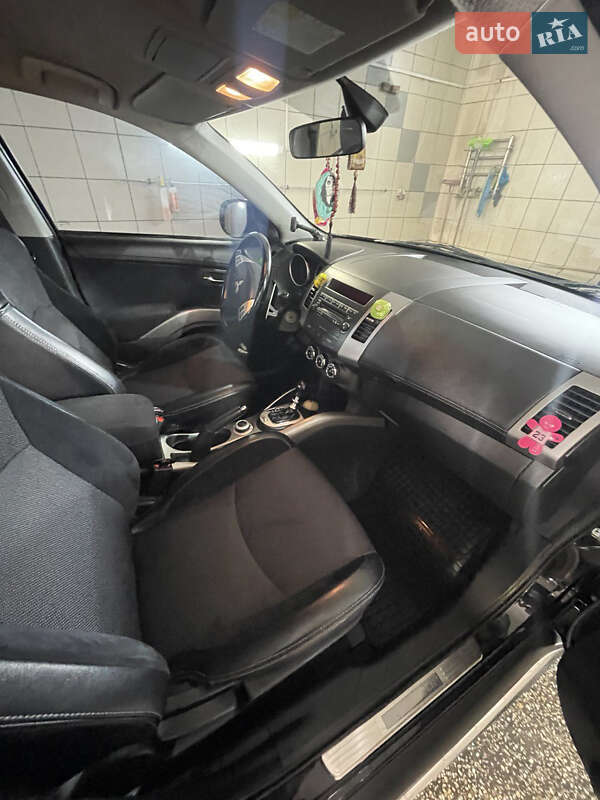 Внедорожник / Кроссовер Mitsubishi Outlander 2011 в Черновцах