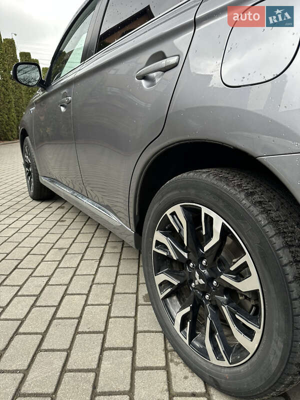 Позашляховик / Кросовер Mitsubishi Outlander 2018 в Чернівцях