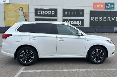 Внедорожник / Кроссовер Mitsubishi Outlander 2017 в 