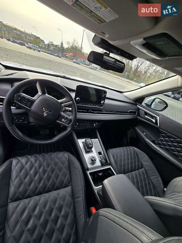 Позашляховик / Кросовер Mitsubishi Outlander 2023 в Харкові