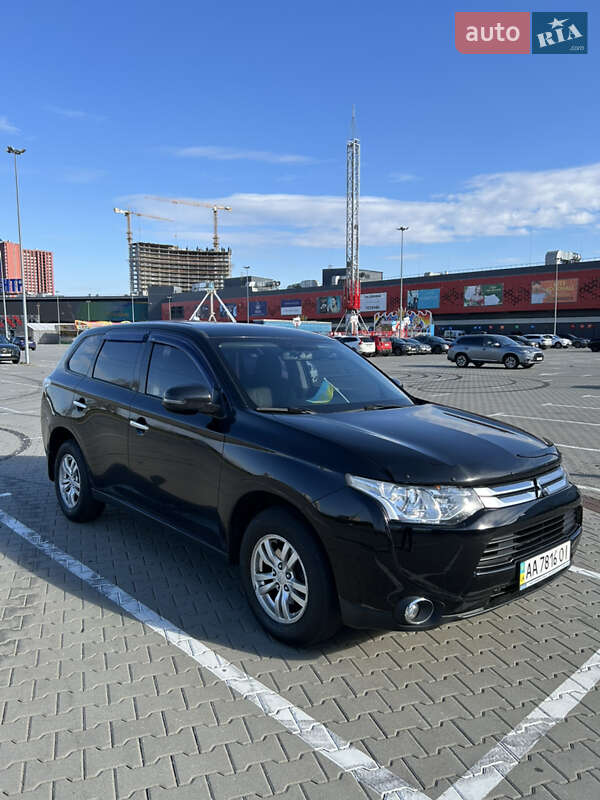 Внедорожник / Кроссовер Mitsubishi Outlander 2014 в 