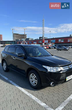 Внедорожник / Кроссовер Mitsubishi Outlander 2014 в 