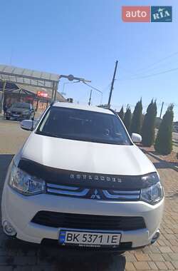 Внедорожник / Кроссовер Mitsubishi Outlander 2012 в 