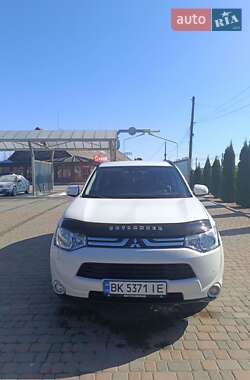 Внедорожник / Кроссовер Mitsubishi Outlander 2012 в 