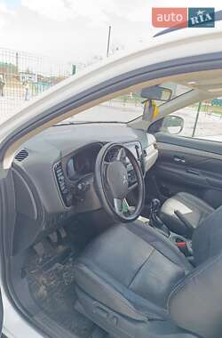 Внедорожник / Кроссовер Mitsubishi Outlander 2012 в 