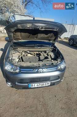 Внедорожник / Кроссовер Mitsubishi Outlander 2012 в 
