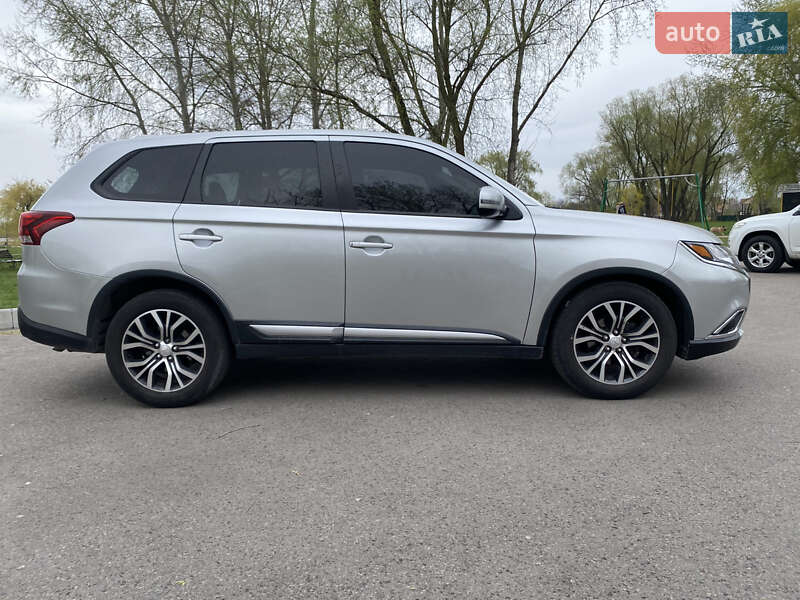 Позашляховик / Кросовер Mitsubishi Outlander 2018 в Борисполі