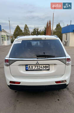 Внедорожник / Кроссовер Mitsubishi Outlander 2013 в 