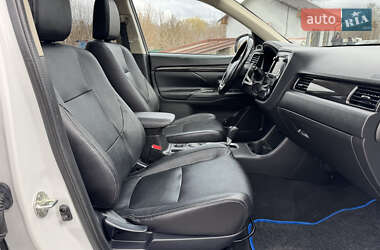 Внедорожник / Кроссовер Mitsubishi Outlander 2016 в 