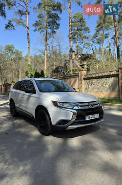 Внедорожник / Кроссовер Mitsubishi Outlander 2017 в 