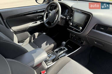 Внедорожник / Кроссовер Mitsubishi Outlander 2020 в 