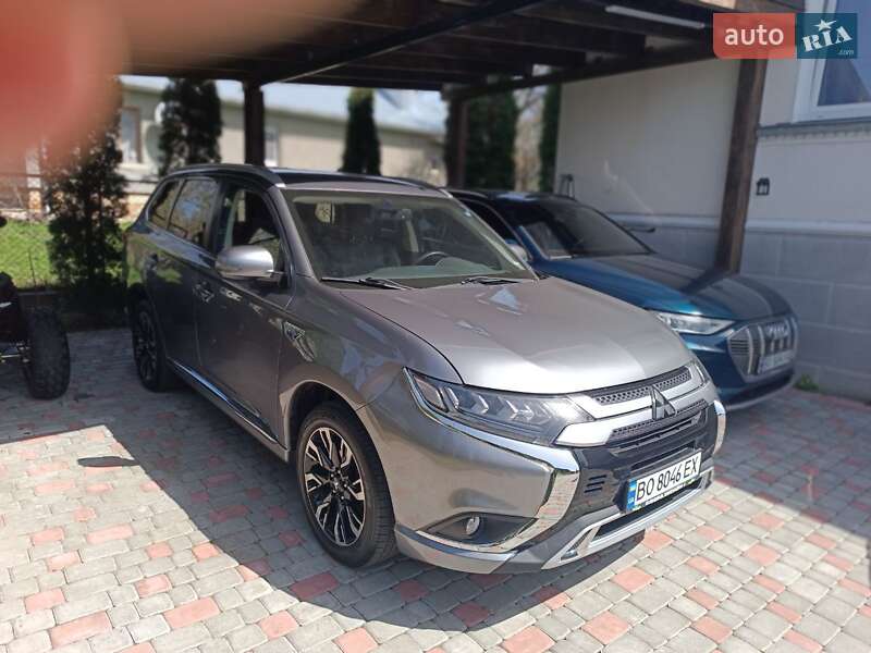 Позашляховик / Кросовер Mitsubishi Outlander 2018 в Тернополі