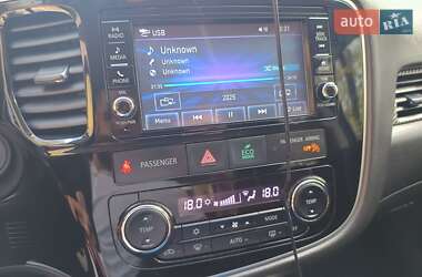 Внедорожник / Кроссовер Mitsubishi Outlander 2017 в 