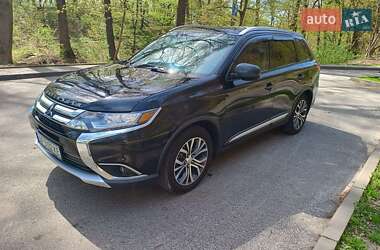 Внедорожник / Кроссовер Mitsubishi Outlander 2017 в 