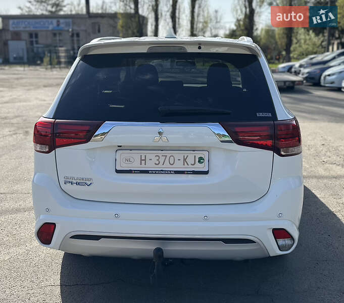 Внедорожник / Кроссовер Mitsubishi Outlander 2020 в Киеве