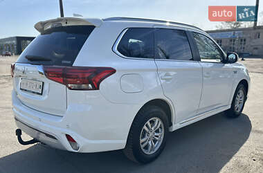 Позашляховик / Кросовер Mitsubishi Outlander 2020 в 