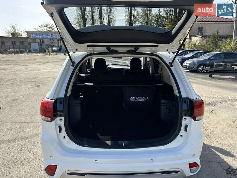 Внедорожник / Кроссовер Mitsubishi Outlander 2020 в Киеве