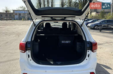 Позашляховик / Кросовер Mitsubishi Outlander 2020 в 