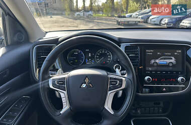 Позашляховик / Кросовер Mitsubishi Outlander 2020 в 