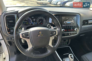 Позашляховик / Кросовер Mitsubishi Outlander 2020 в 