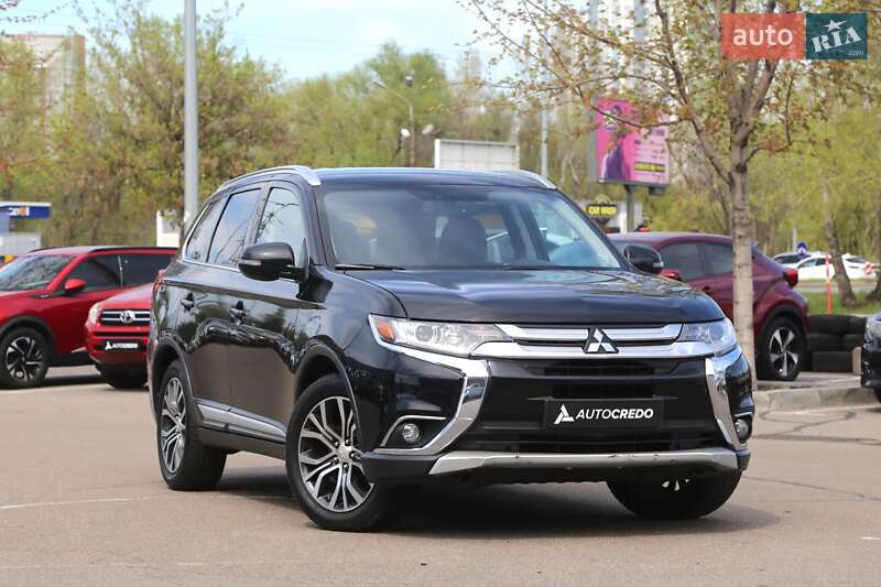 Позашляховик / Кросовер Mitsubishi Outlander 2017 в 