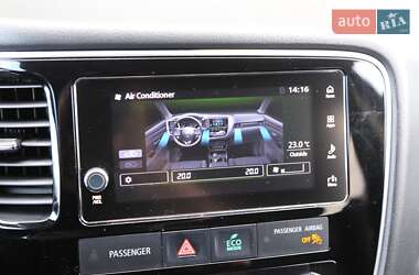 Позашляховик / Кросовер Mitsubishi Outlander 2017 в 
