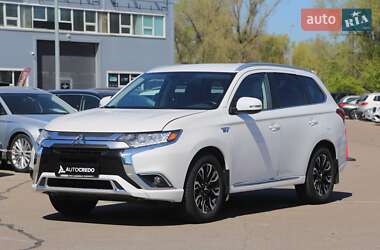 Внедорожник / Кроссовер Mitsubishi Outlander 2017 в 