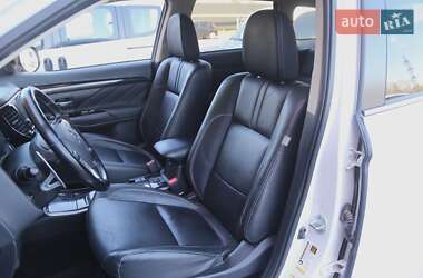 Внедорожник / Кроссовер Mitsubishi Outlander 2017 в 