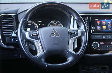 Внедорожник / Кроссовер Mitsubishi Outlander 2017 в 