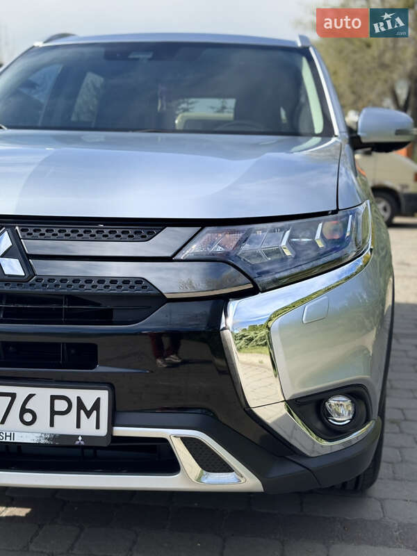 Внедорожник / Кроссовер Mitsubishi Outlander 2016 в Киеве
