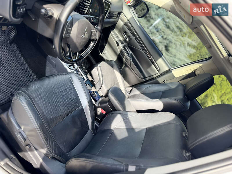 Внедорожник / Кроссовер Mitsubishi Outlander 2016 в Киеве