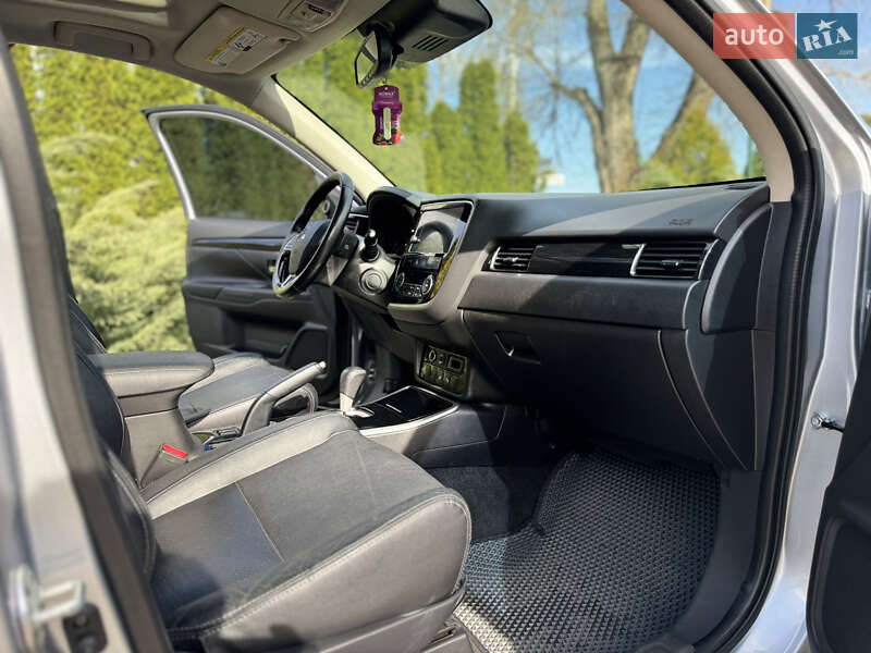 Внедорожник / Кроссовер Mitsubishi Outlander 2016 в Киеве
