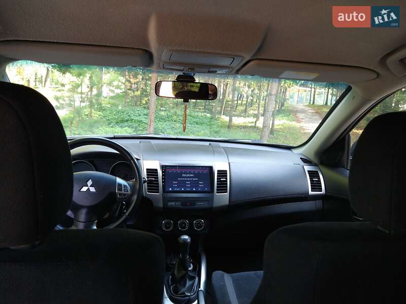 Внедорожник / Кроссовер Mitsubishi Outlander 2010 в Золочеве
