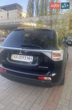 Внедорожник / Кроссовер Mitsubishi Outlander 2015 в 