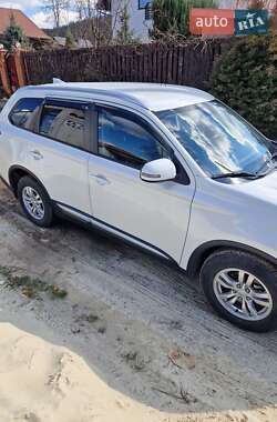 Позашляховик / Кросовер Mitsubishi Outlander 2019 в 