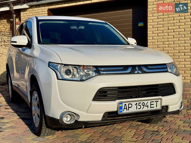 Внедорожник / Кроссовер Mitsubishi Outlander 2012 в 