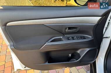 Внедорожник / Кроссовер Mitsubishi Outlander 2012 в 