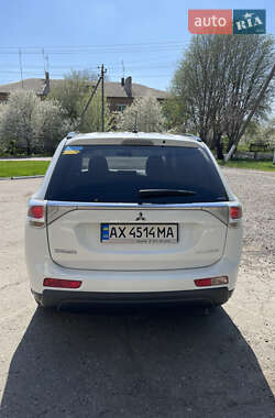 Внедорожник / Кроссовер Mitsubishi Outlander 2013 в 