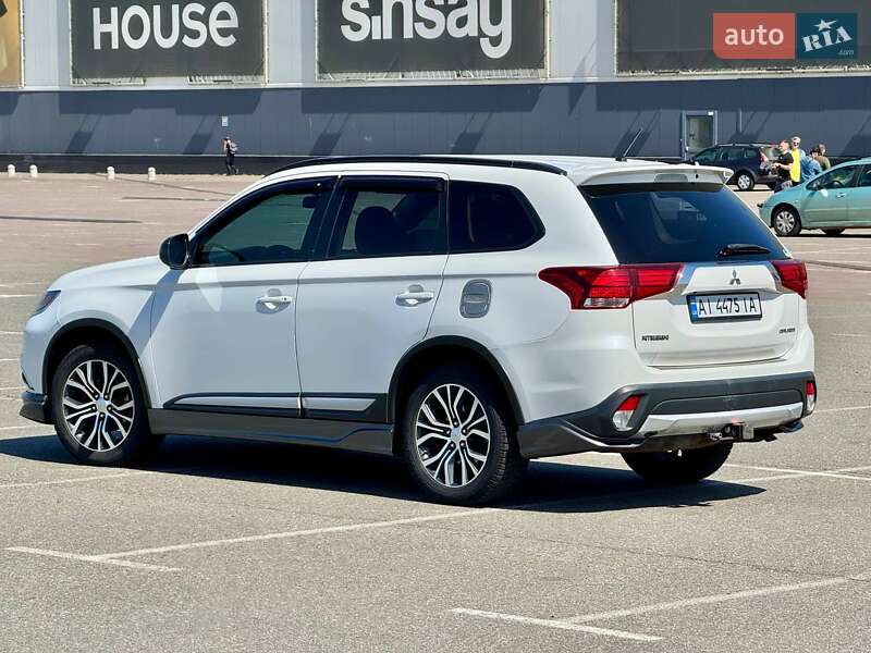 Внедорожник / Кроссовер Mitsubishi Outlander 2015 в Киеве