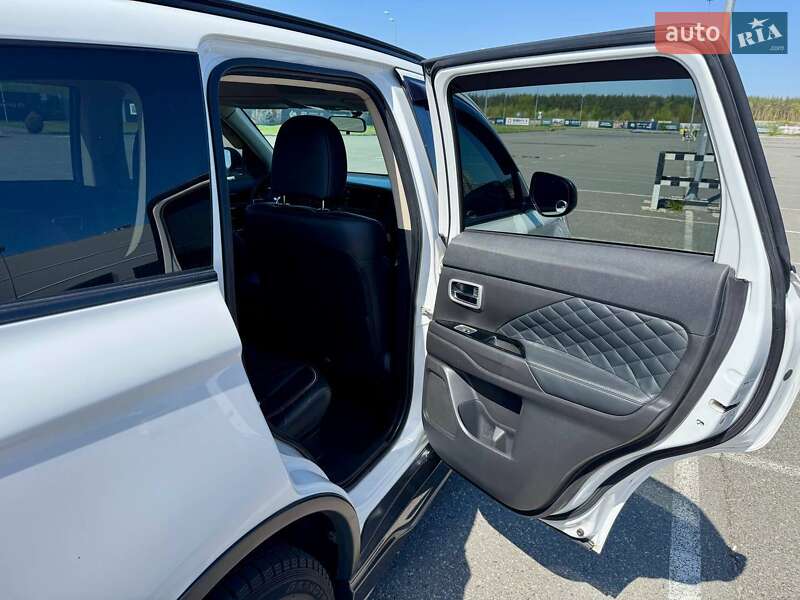 Внедорожник / Кроссовер Mitsubishi Outlander 2015 в Киеве