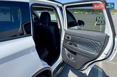 Внедорожник / Кроссовер Mitsubishi Outlander 2015 в 